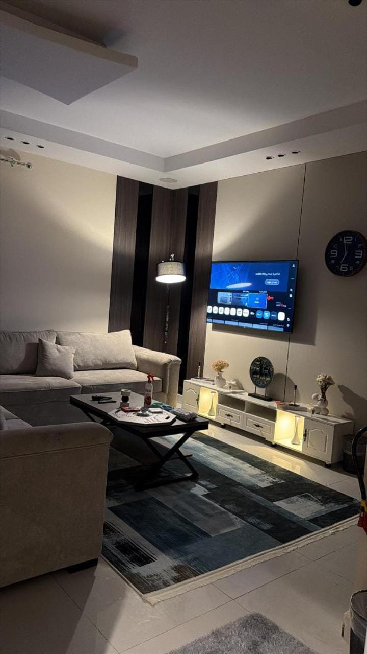 شقة فاخره غرفه وصاله واسعه طاولة طعام Apartment in Al Khobar