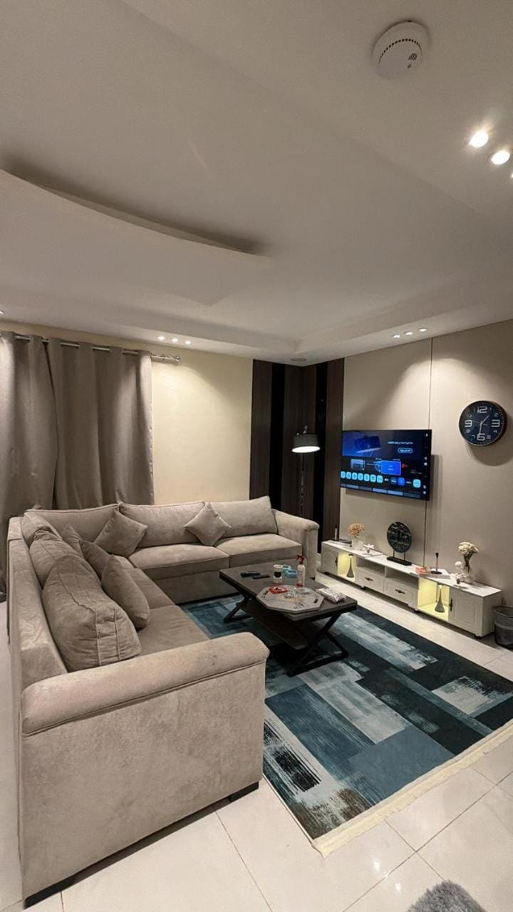 شقة فاخره غرفه وصاله واسعه طاولة طعام Apartment in Al Khobar