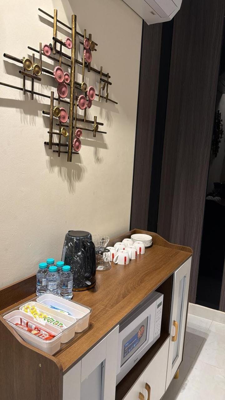 شقة فاخره غرفه وصاله واسعه طاولة طعام Apartment in Al Khobar