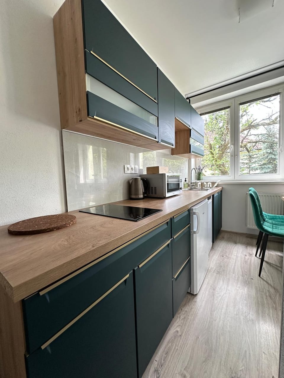 Coffee/tea facilities, Kitchen or kitchenette, Dining area, stove