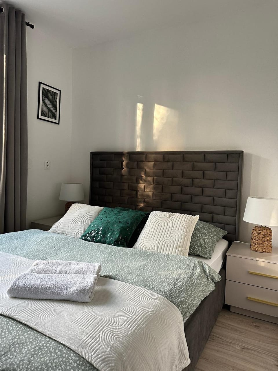 Bed, Bedroom, towels