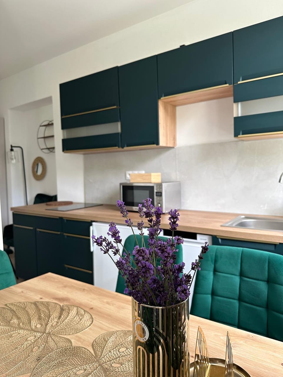 Kitchen or kitchenette, Dining area