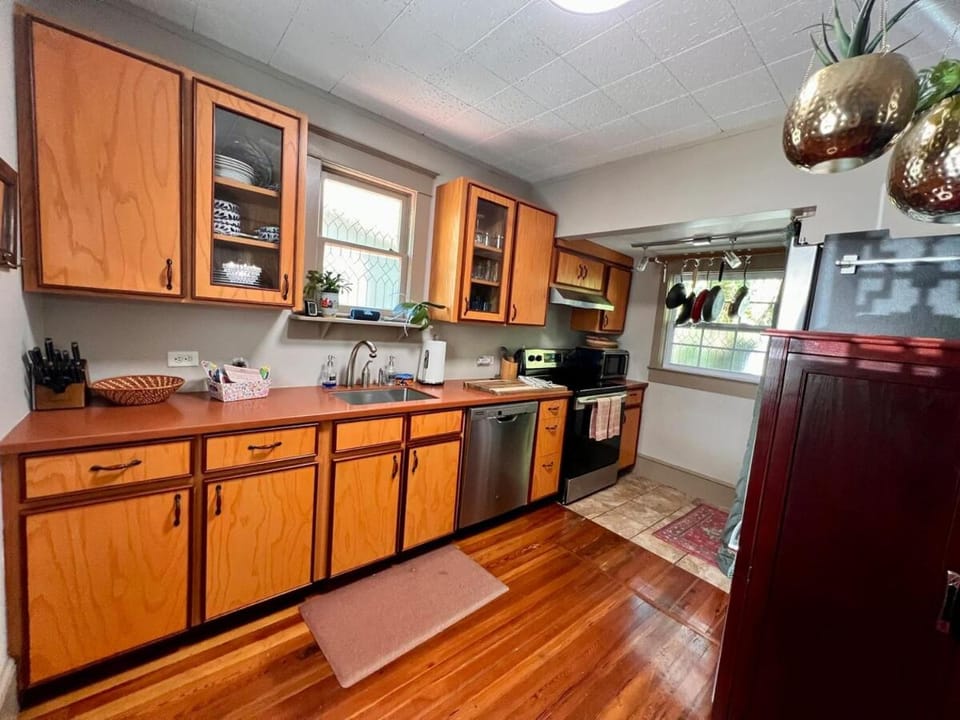 dishwasher, oven, stove, toaster, towels, kitchen