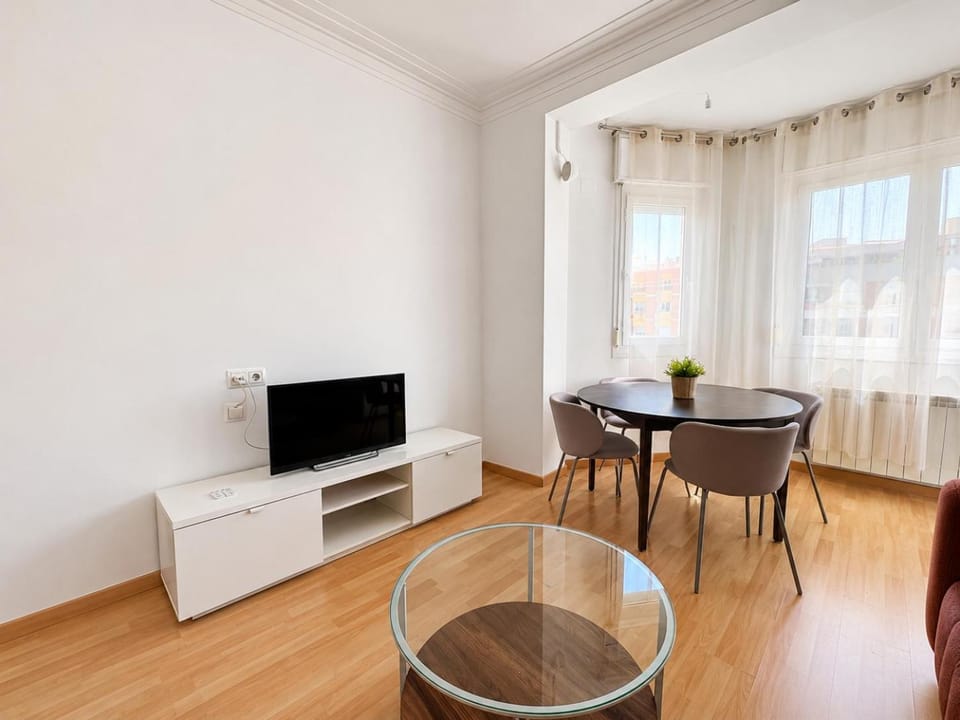 TV and multimedia, Living room, Seating area, Dining area