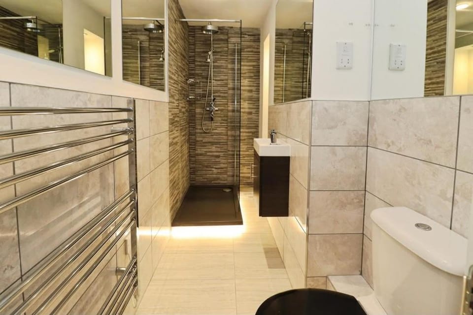 Lovely Apartment - Sleeps 6 - 1 Super King Bed, 1 Double Bed and 1 Double Sofa Bed Apartment in Lincoln