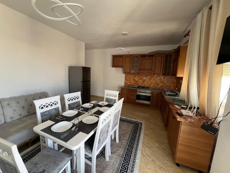 TV and multimedia, Kitchen or kitchenette, Living room, Seating area, Dining area
