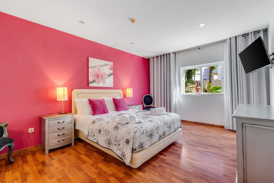 Bed, TV and multimedia, Evening entertainment, Bedroom