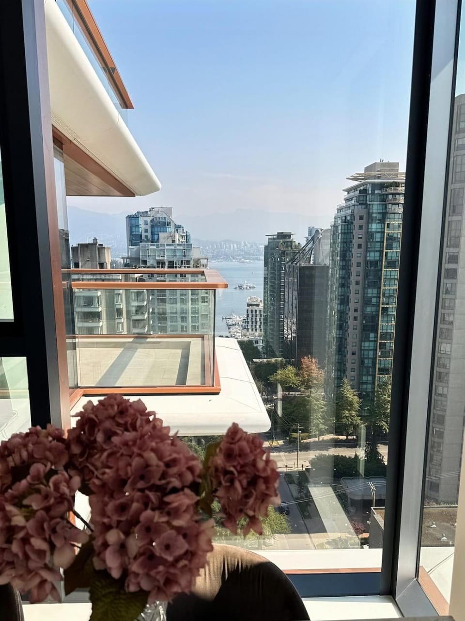 Modern 2BA Dream Condo Downtown Vancouver Apartment in Vancouver