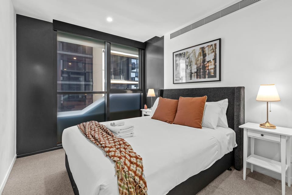 Luxe 3BR Apt with Stunning Views, Parking and Pool Apartment in Brisbane