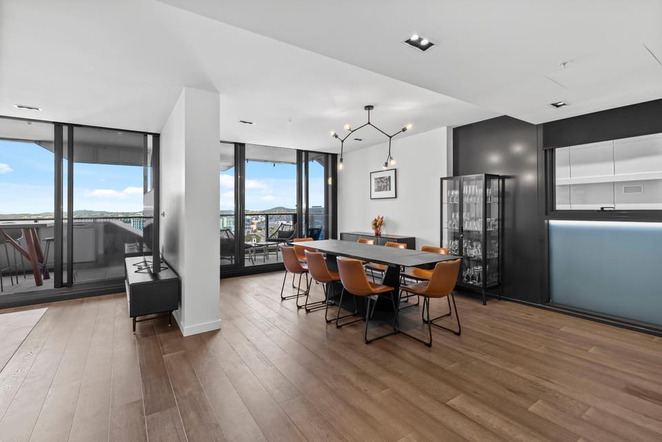 Luxe 3BR Apt with Stunning Views, Parking and Pool Apartment in Brisbane