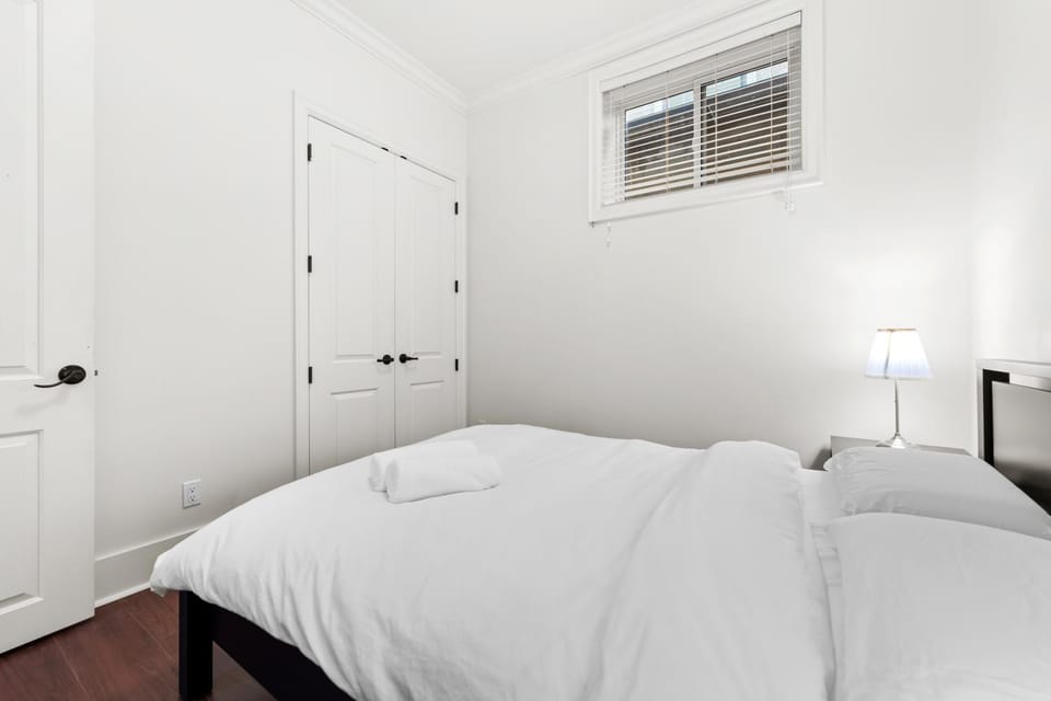 温哥华3房2卫100米天车站Oakridge Park适合多人出行 House in Vancouver