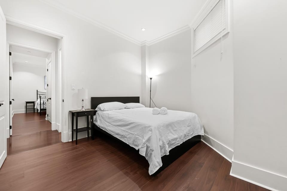 温哥华3房2卫100米天车站Oakridge Park适合多人出行 House in Vancouver