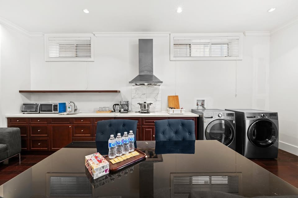 Restaurant/places to eat, Living room
