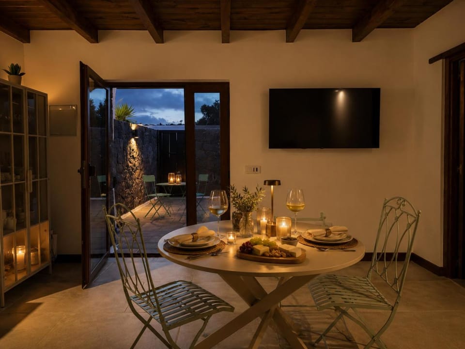 TV and multimedia, View (from property/room), Living room, Food and drinks, Seating area, Dining area, Food