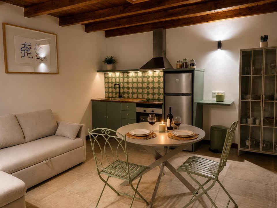 Living room, Food and drinks, Dining area, microwave, kitchen