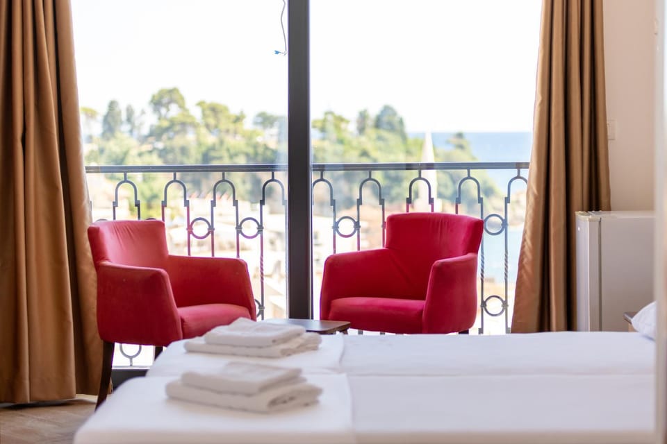 Bed, View (from property/room), Balcony/Terrace, Living room, Photo of the whole room, Seating area, Bedroom, Sea view, towels
