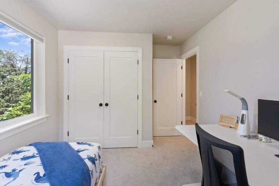 Spacious West Linn MidTerm Retreat - 3BR, Fully Fenced Family Friendly Home Apartment in West Linn