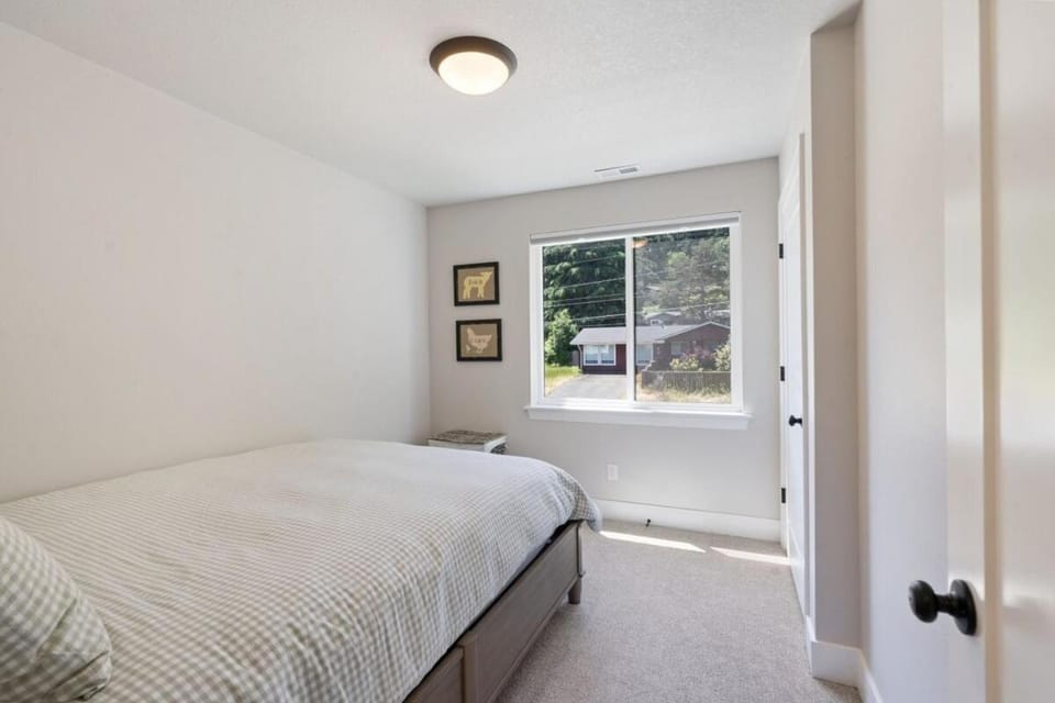 Spacious West Linn MidTerm Retreat - 3BR, Fully Fenced Family Friendly Home Apartment in West Linn