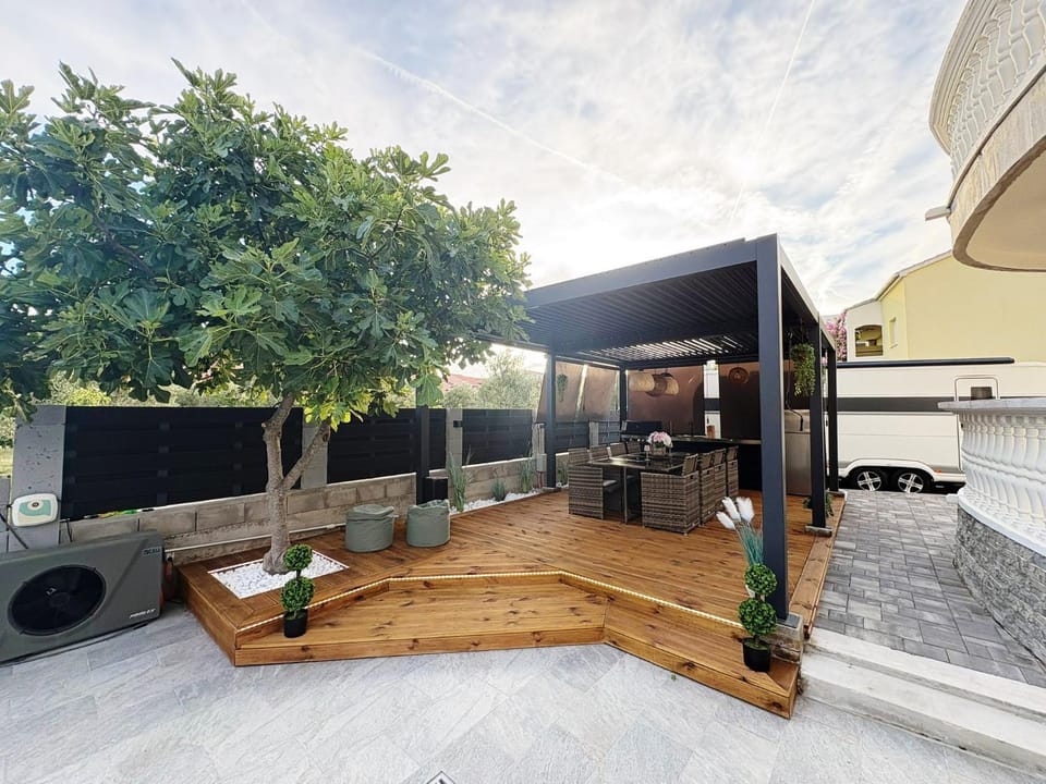 Off site, Balcony/Terrace