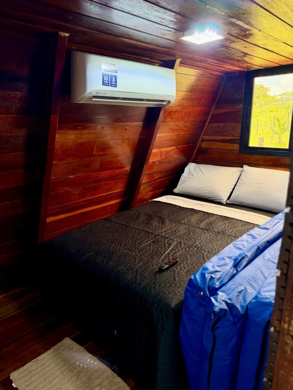 Bed, Photo of the whole room, Bedroom, air conditioner