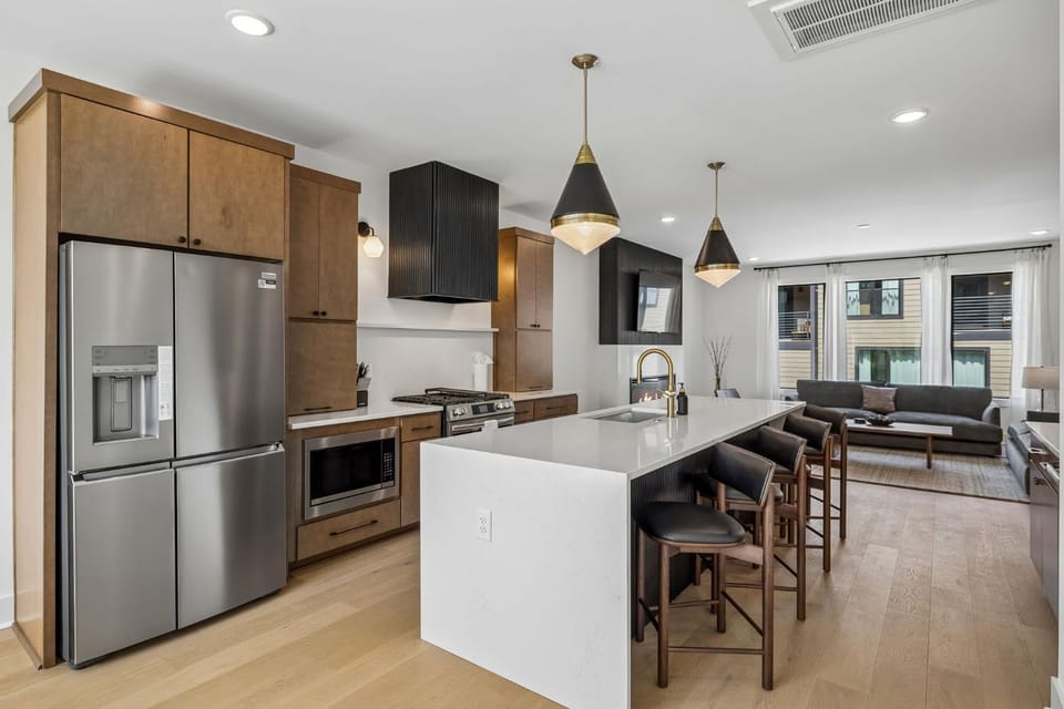 Sleek Nashville Trio Townhomes 9BR 3 Hot Tubs House in Berry Hill