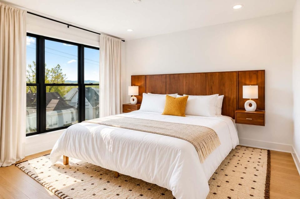 Contemporary Townhome Rooftop Hot Tub & Fireplace House in Berry Hill
