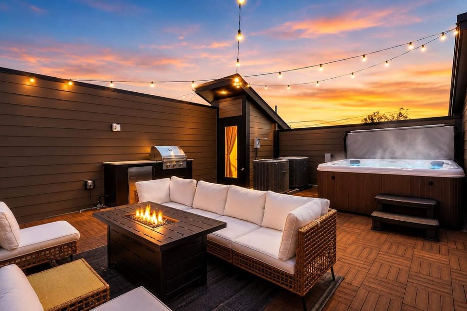 Contemporary Townhome Rooftop Hot Tub & Fireplace House in Berry Hill