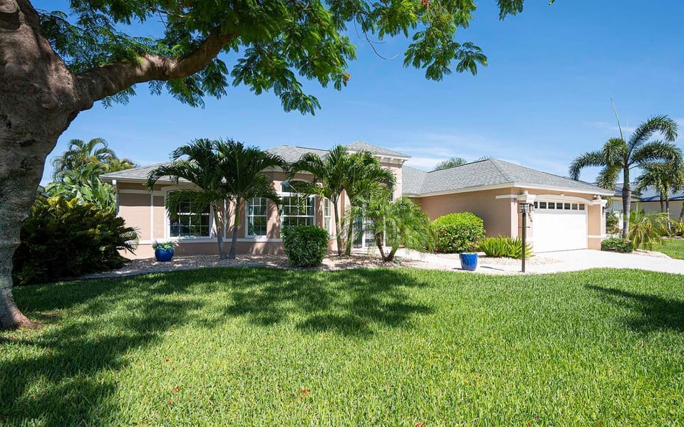 Fish & Sips - Walking Distance to Cape Harbor - Intersecting Canal View Villa in Cape Coral