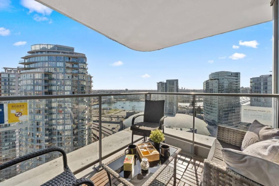 Prime 2BR Vancouver Stay beside Stadium-Chinatown Station Apartment in Vancouver