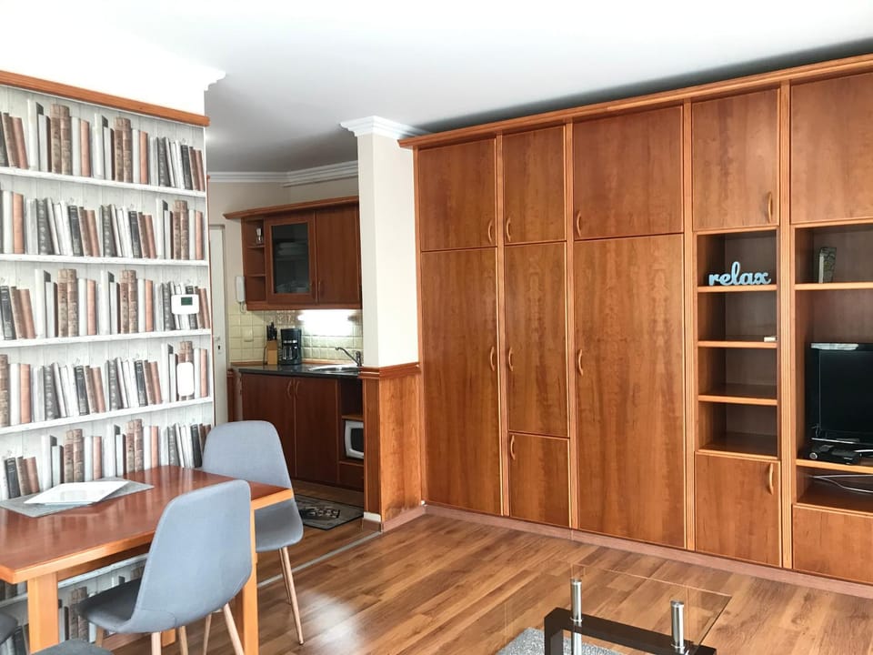 TV and multimedia, Living room, Seating area, Dining area, wardrobe