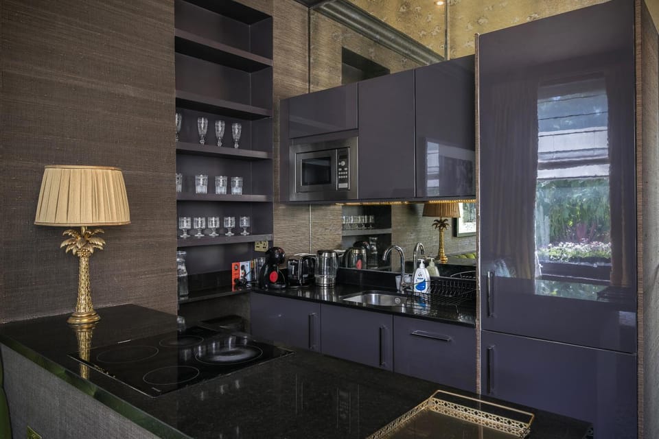Coffee/tea facilities, Kitchen or kitchenette, dishwasher, microwave, oven, stove, toaster