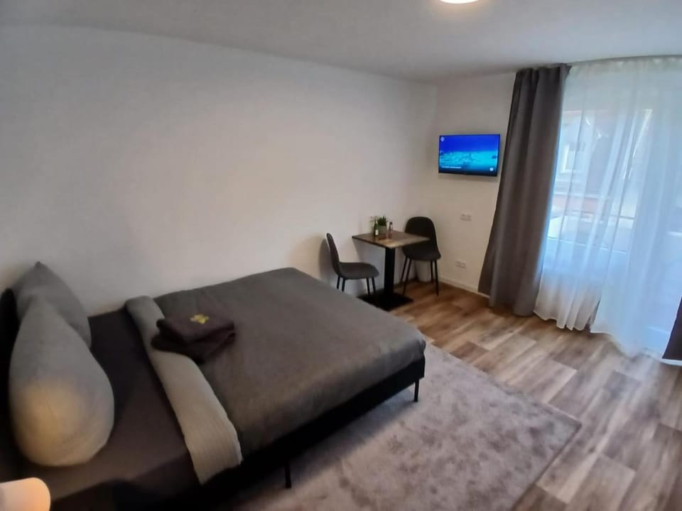 City Hub Room 22 - mit Balkon - Coffee for free - Hostel in Karlsruhe