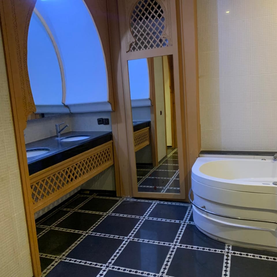 Toilet, Hot Tub, Bathroom, Bath