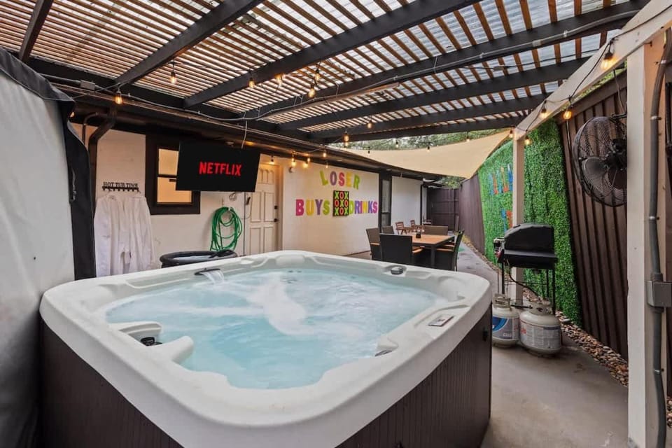 Prime Location Game Room Hot Tub Cold Plunge House in Dallas