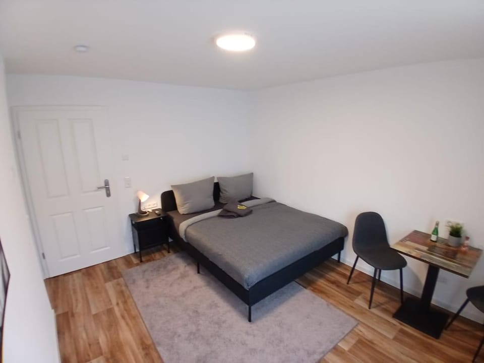City Hub Room 23 - mit Balkon - Coffee for free - Hostel in Karlsruhe