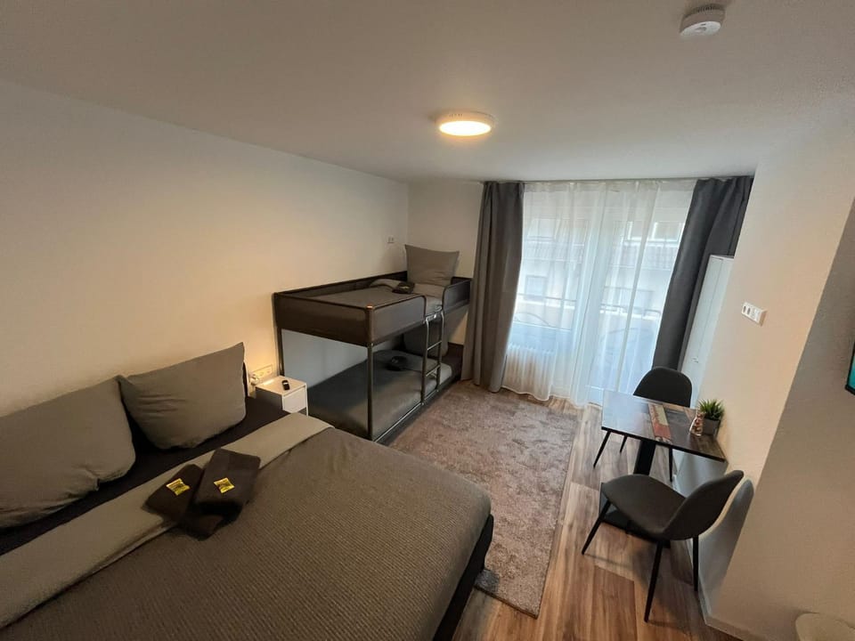 City Hub Room 24 - mit Balkon - Coffee for free - Hostel in Karlsruhe