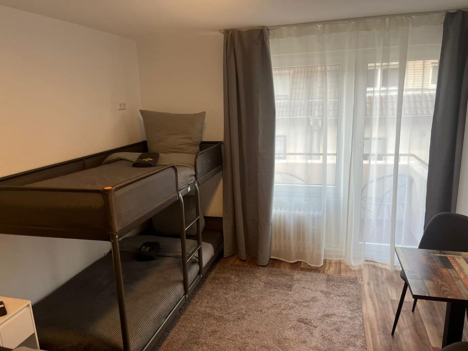 City Hub Room 24 - mit Balkon - Coffee for free - Hostel in Karlsruhe