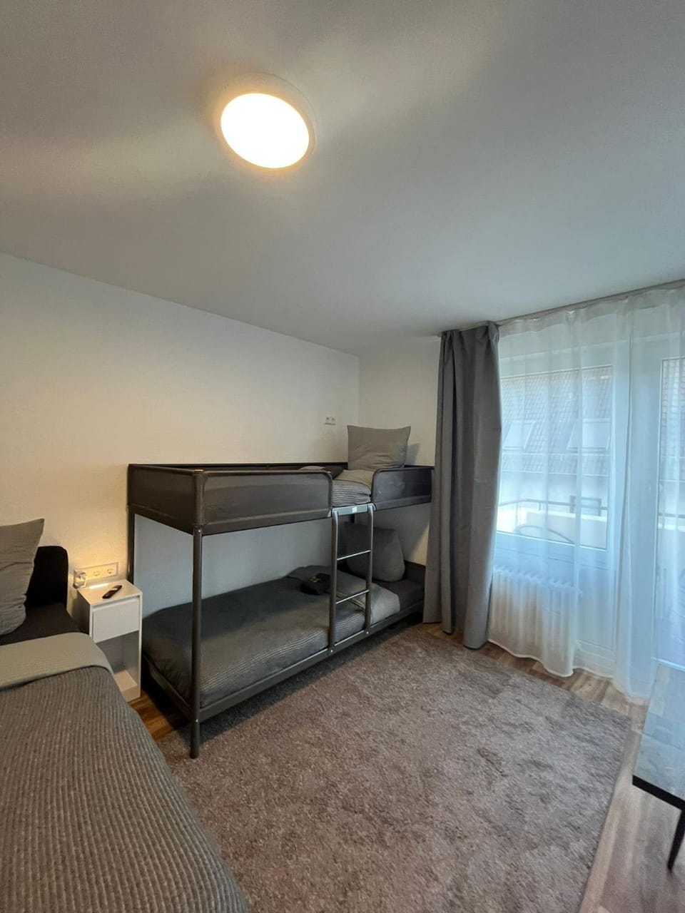 City Hub Room 24 - mit Balkon - Coffee for free - Hostel in Karlsruhe