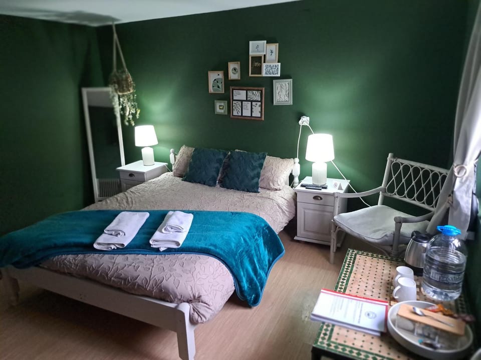Bed, Photo of the whole room, Seating area, Bedroom, Swimming pool, towels