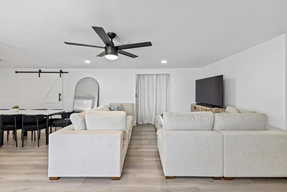Red Door Siesta, Updated 4BR House with Hot Tub, 7 Min to Siesta! House in Gulf Gate Estates