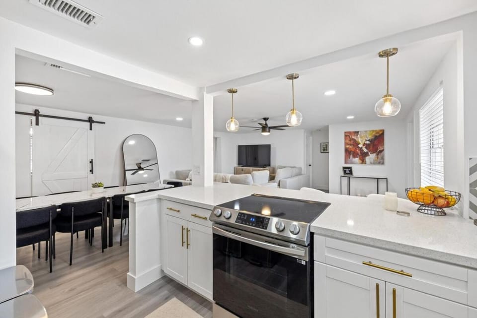 Red Door Siesta, Updated 4BR House with Hot Tub, 7 Min to Siesta! House in Gulf Gate Estates