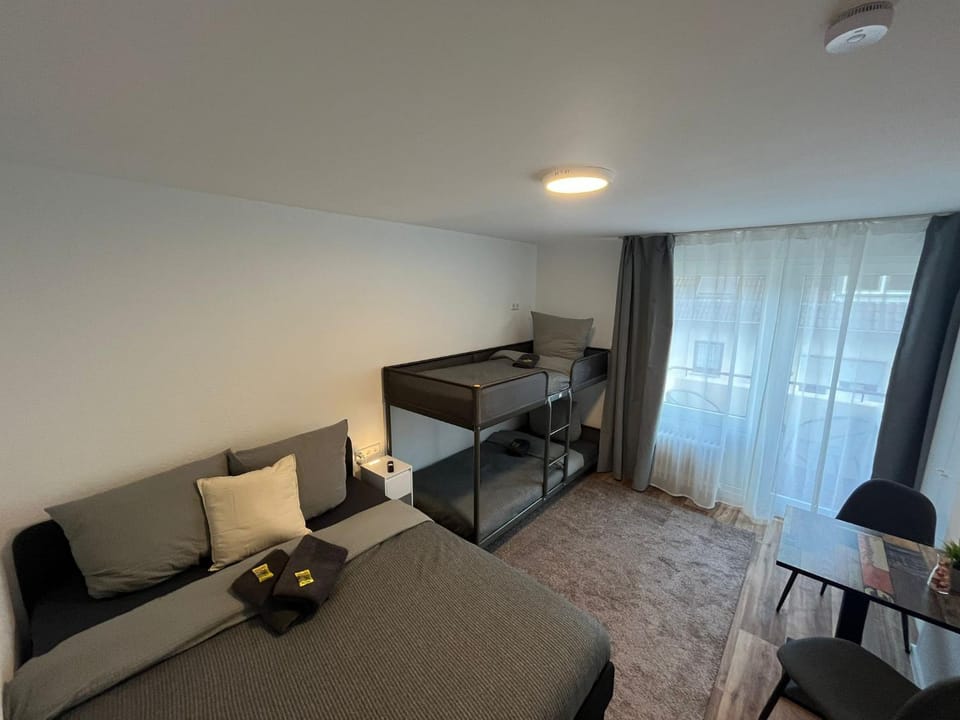 City Hub Room 25 - mit Balkon - Coffee for free - Hostel in Karlsruhe