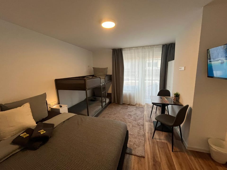 City Hub Room 25 - mit Balkon - Coffee for free - Hostel in Karlsruhe