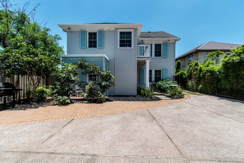 Bayfront Breeze on Ocean Drive Sleeps 15 House in Nueces County