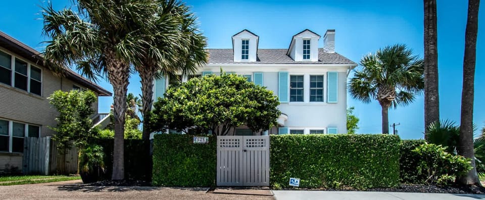 Bayfront Breeze on Ocean Drive Sleeps 15 House in Nueces County