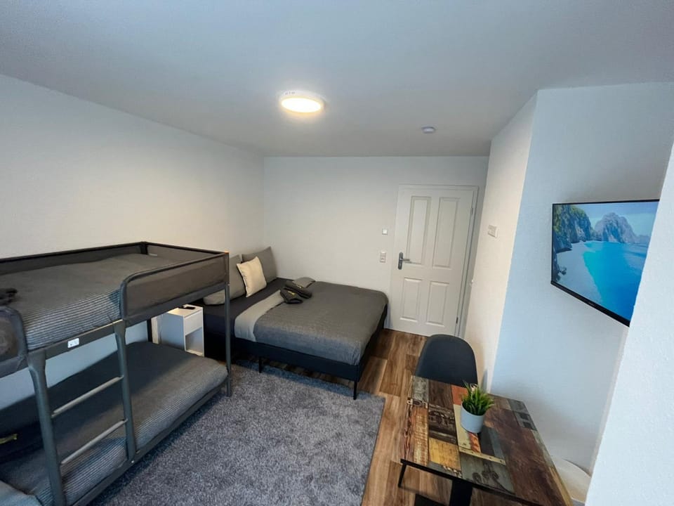 City Hub Room 26 - mit Balkon - Coffee for free - Hostel in Karlsruhe