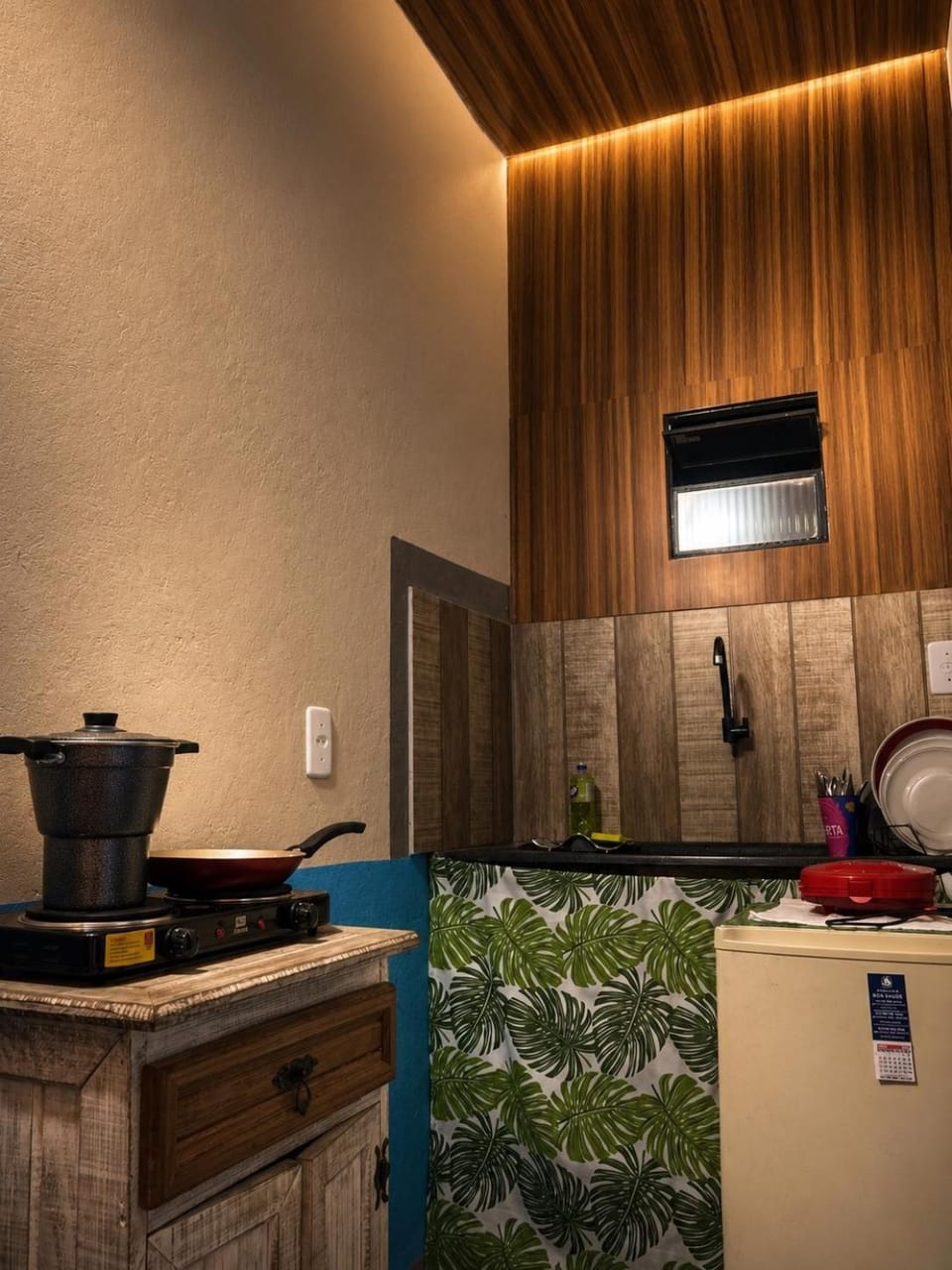 Kitchen or kitchenette, minibar