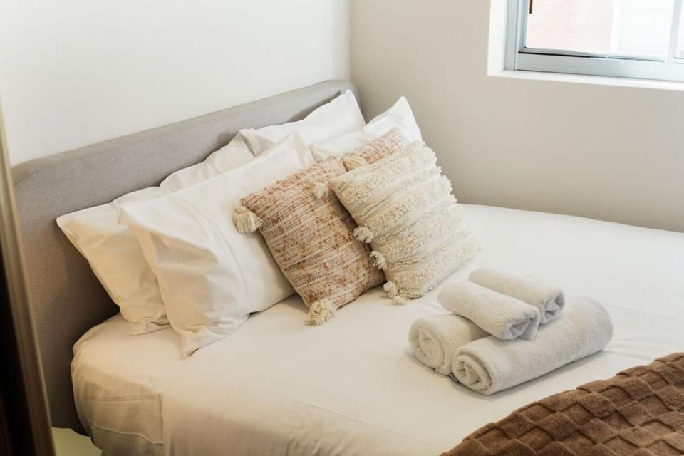 Bondi 2BR Pool Free Parking 10 Min to Beach Apartment in Sydney