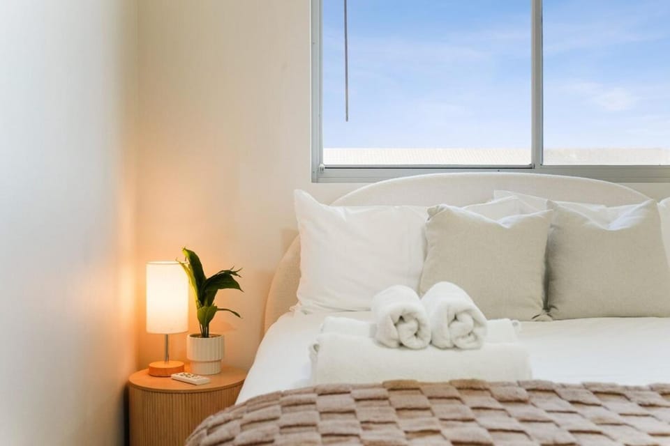 Bondi 2BR Pool Free Parking 10 Min to Beach Apartment in Sydney