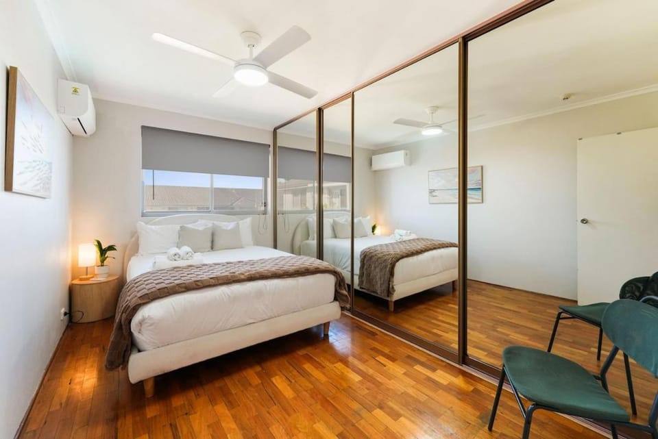 Bondi 2BR Pool Free Parking 10 Min to Beach Apartment in Sydney